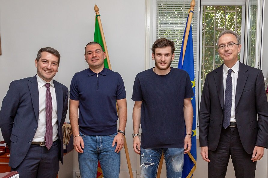 დღეს, თბილისში იტალიის ელჩი ენრიკო ვალვო ქართველ ფეხბურთელ ხვიჩა კვარაცხელიას შეხვდა და NAPOL - ში წარმატება უსურვა