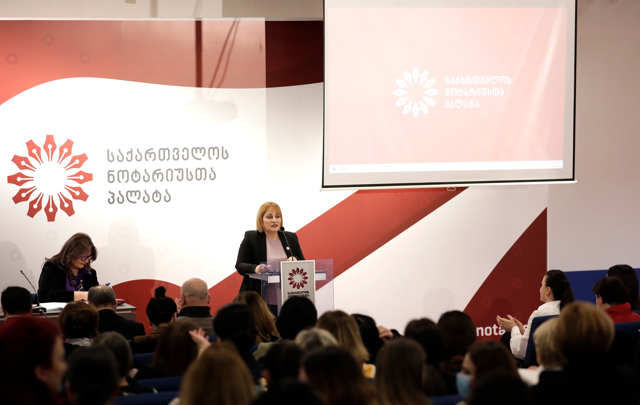 ნოტარიუსთა პალატის გამგეობის თავმჯდომარე ეკატერინე ნანდოშვილმა საერთო კრებას გასული წლის ანგარიში და 2024 წლის გეგმები წარუდგინა.