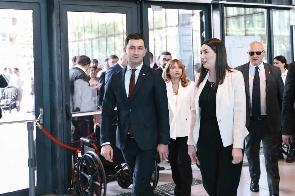 თბილისში ოფიციალური ვიზიტით მყოფი სომხეთის რესპუბლიკის შინაგან საქმეთა მინისტრი არპინე სარგსიანი დელეგაციასთან ერთად თბილისის ცენტრალურ იუსტიციის სახლს ესტუმრა